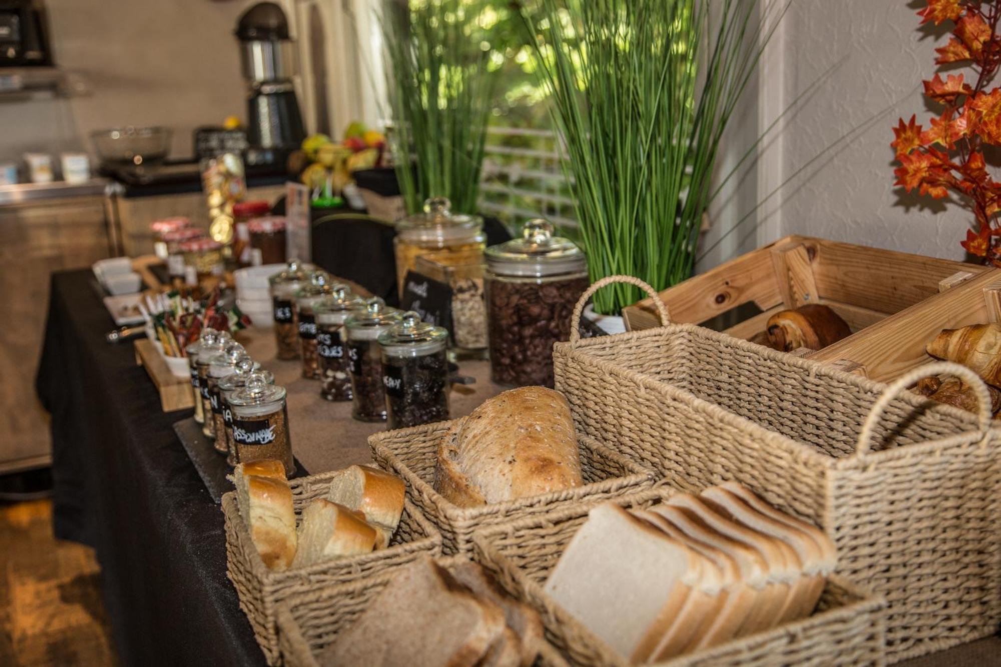 Logis Hotel Restaurant Des Acacias Lille Neuville En Ferrain Neuville-en-Ferrain Ngoại thất bức ảnh